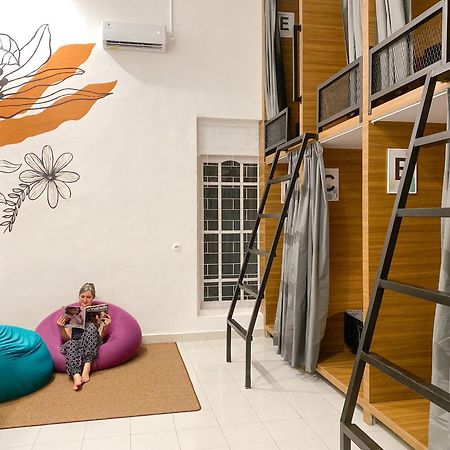 Snooze Malang Hostel Exterior photo