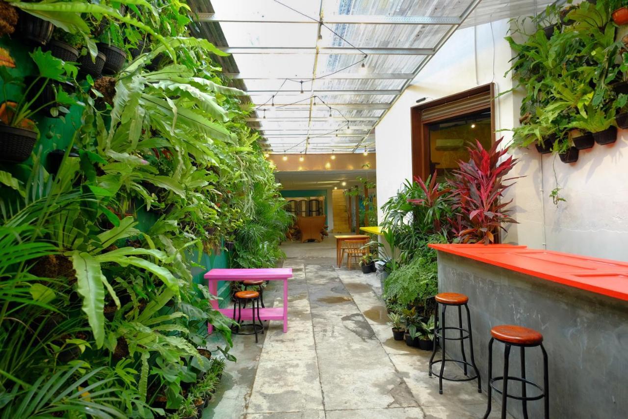 Snooze Malang Hostel Exterior photo