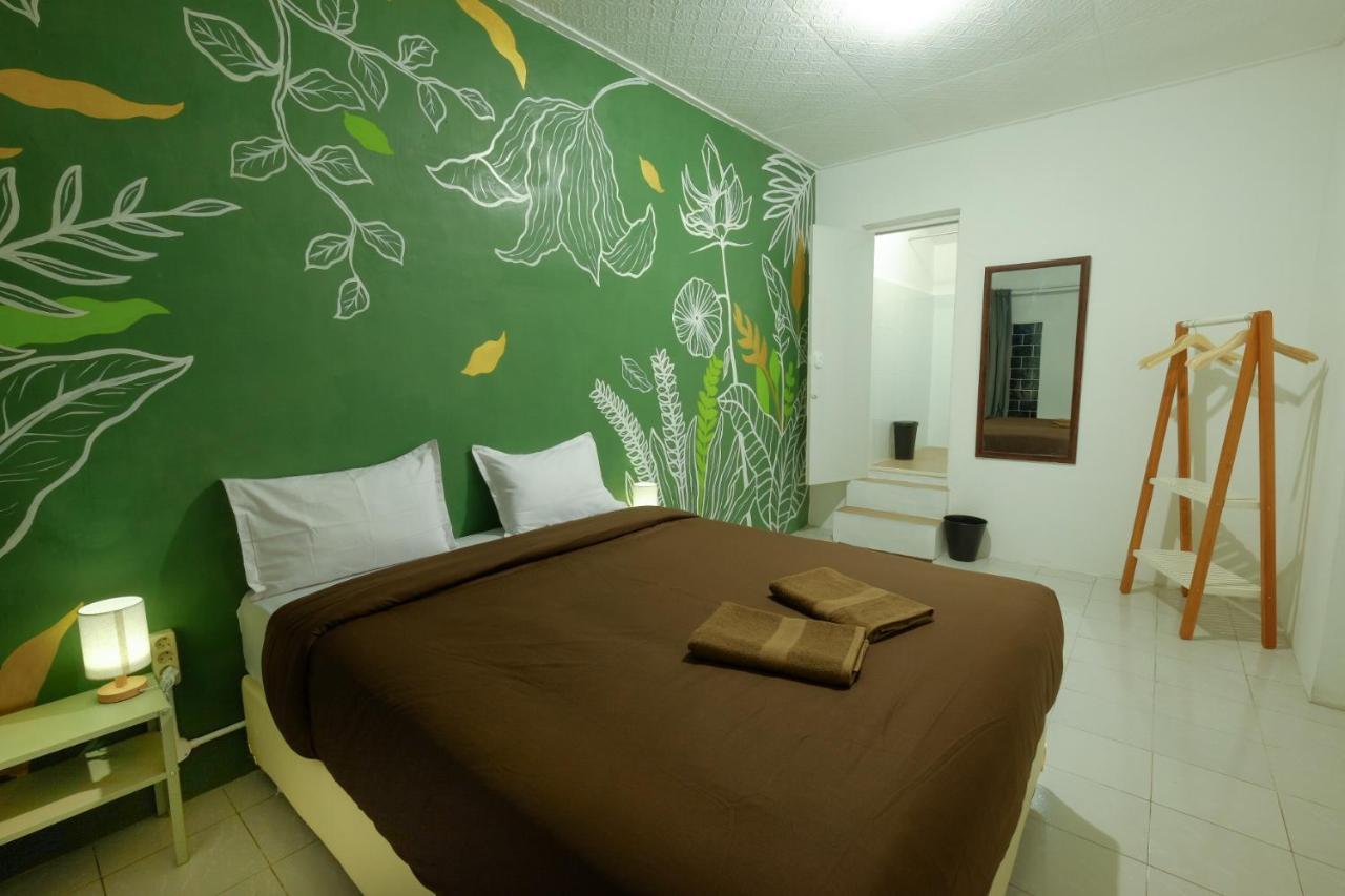 Snooze Malang Hostel Exterior photo