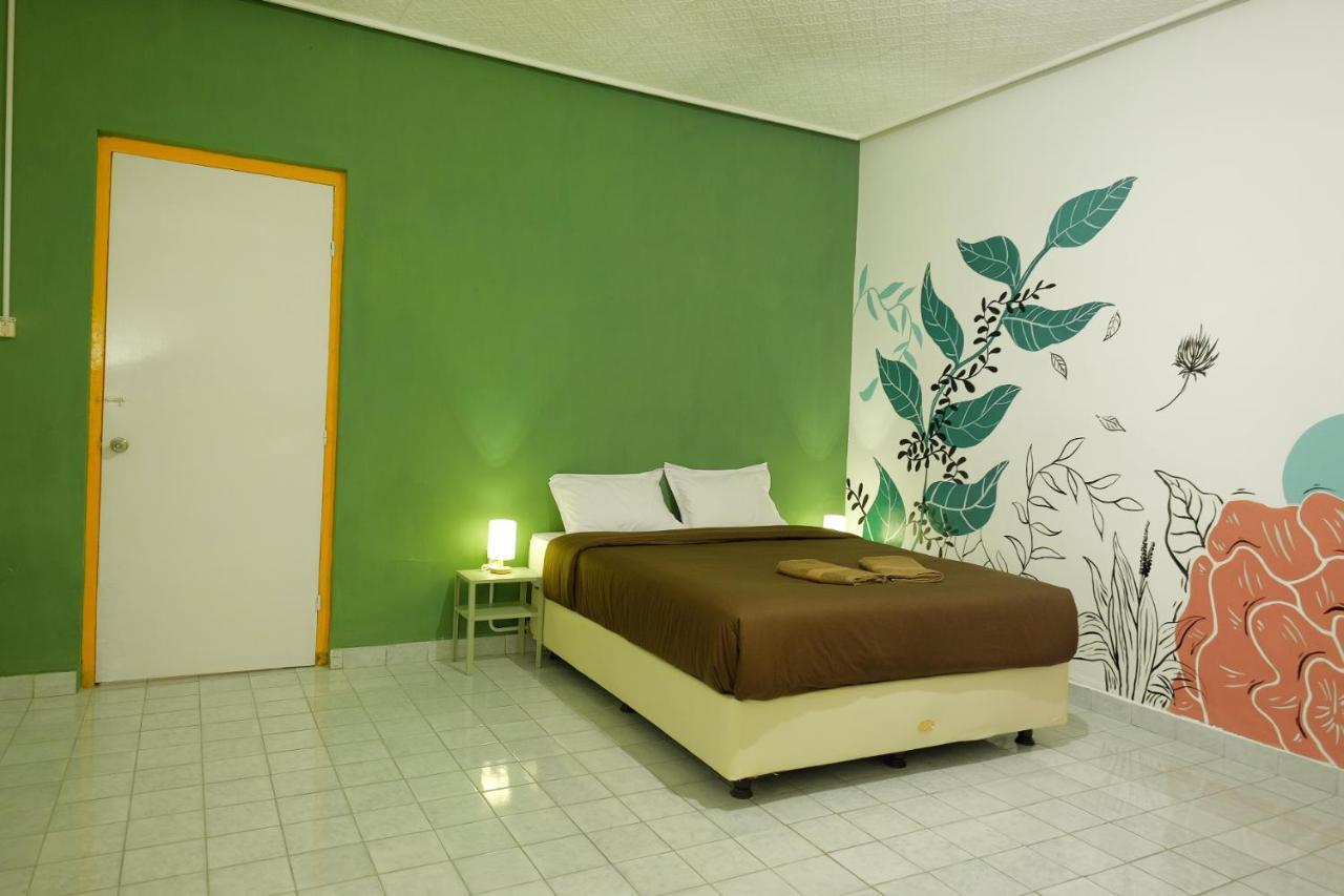 Snooze Malang Hostel Exterior photo