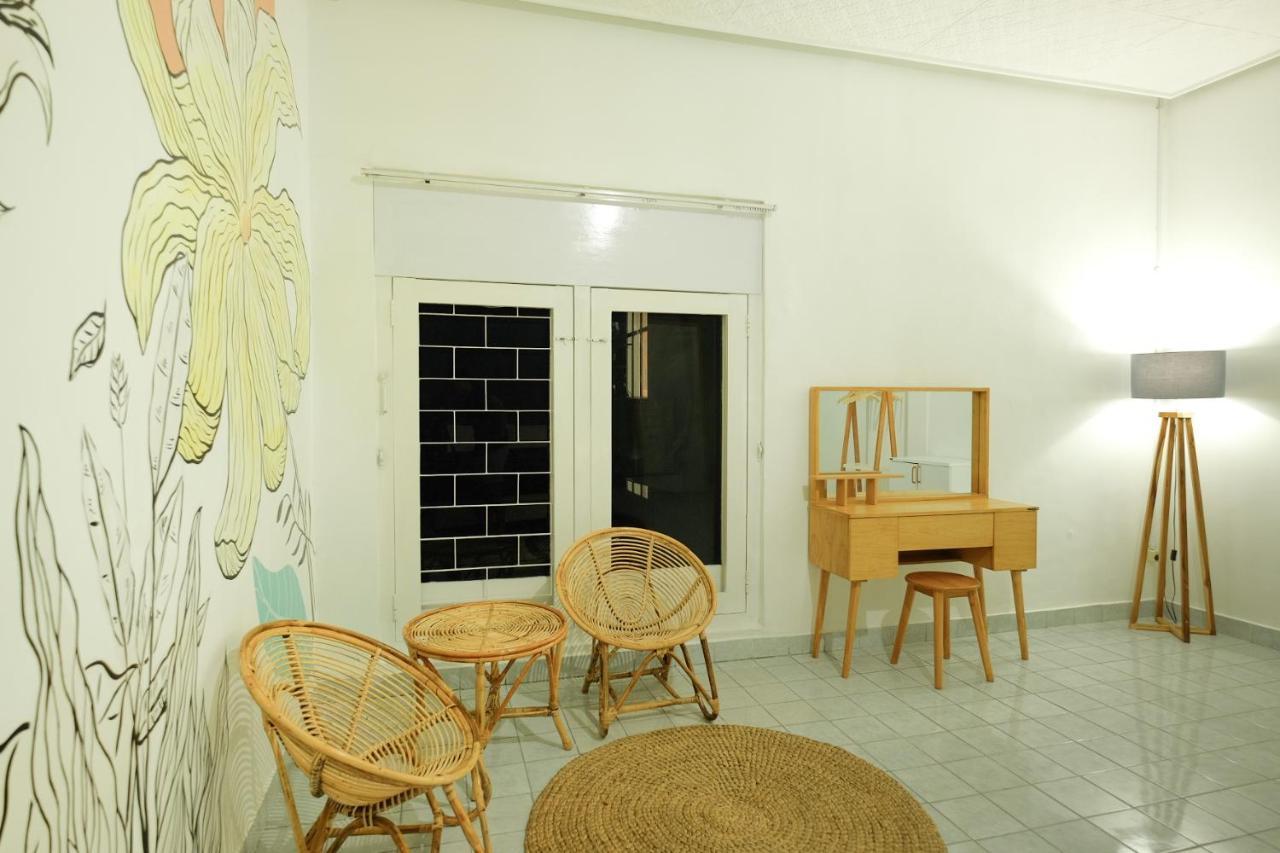 Snooze Malang Hostel Exterior photo