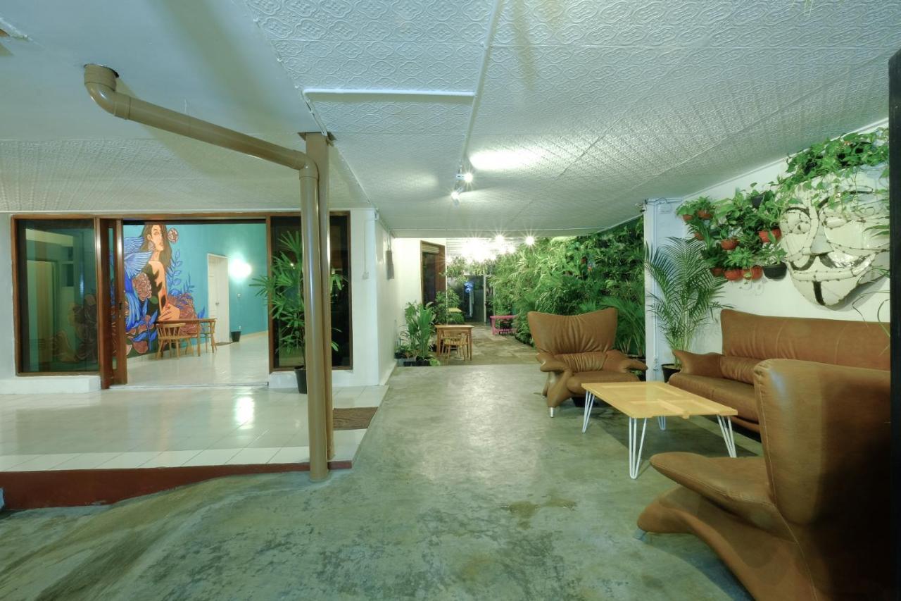 Snooze Malang Hostel Exterior photo