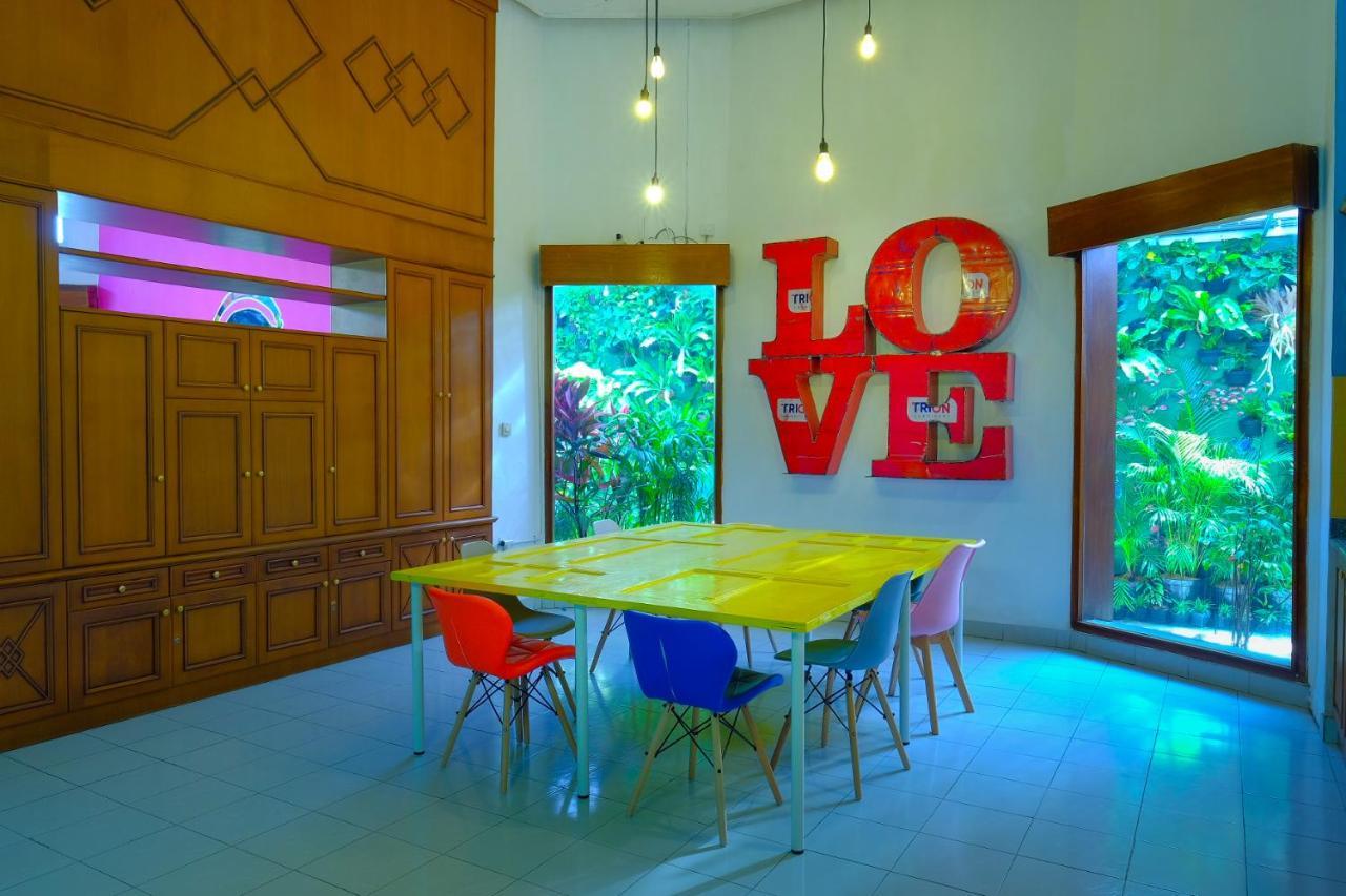 Snooze Malang Hostel Exterior photo