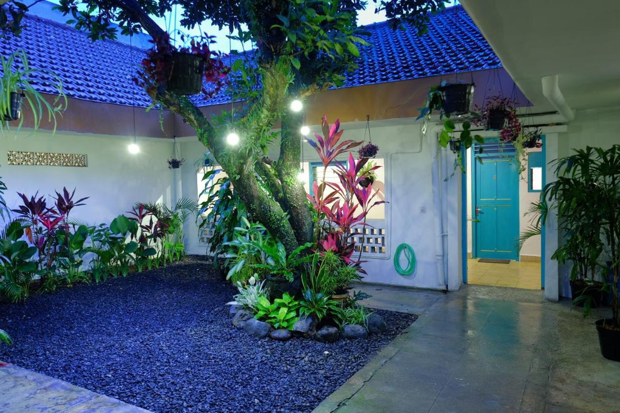 Snooze Malang Hostel Exterior photo