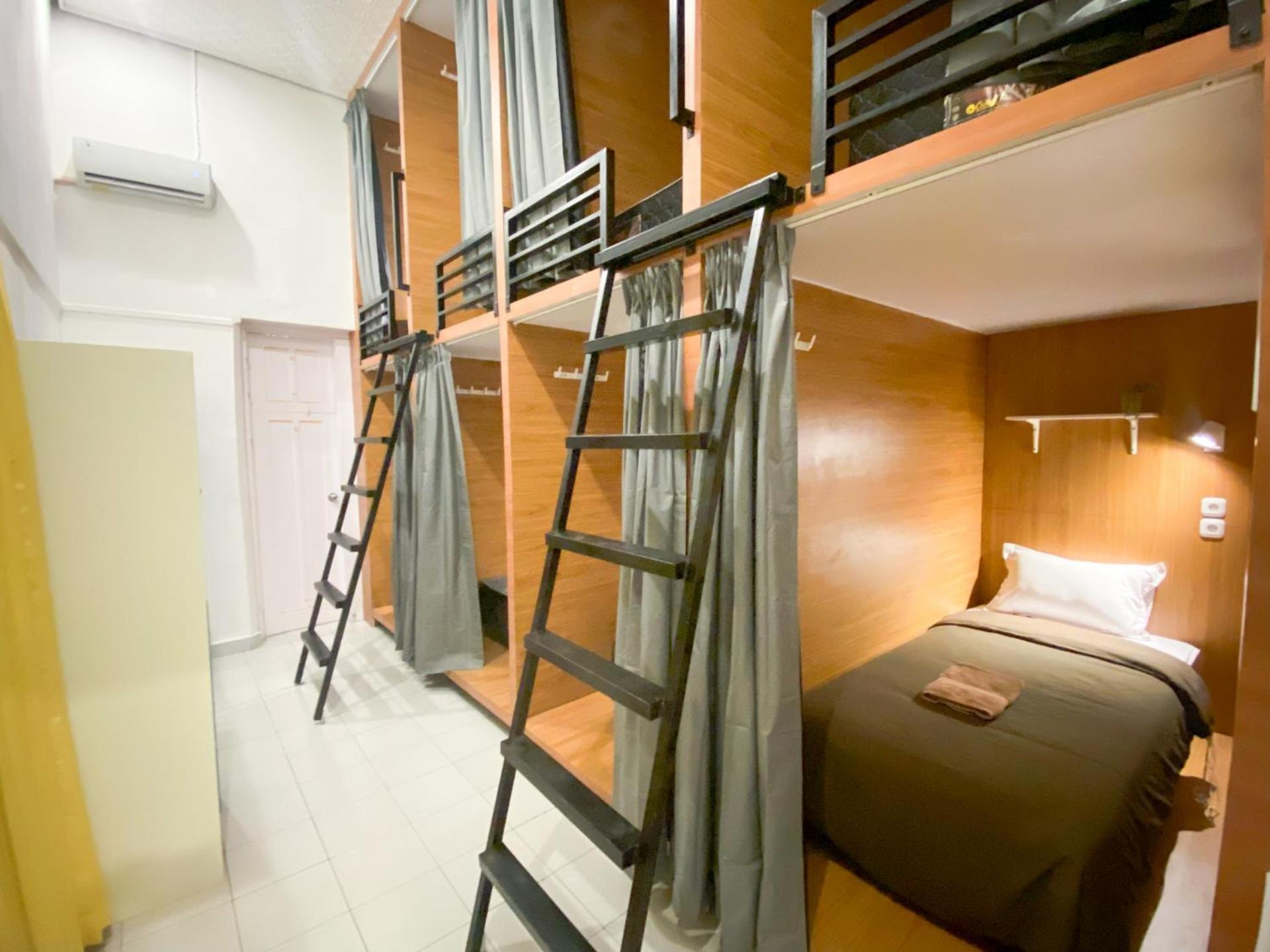 Snooze Malang Hostel Exterior photo