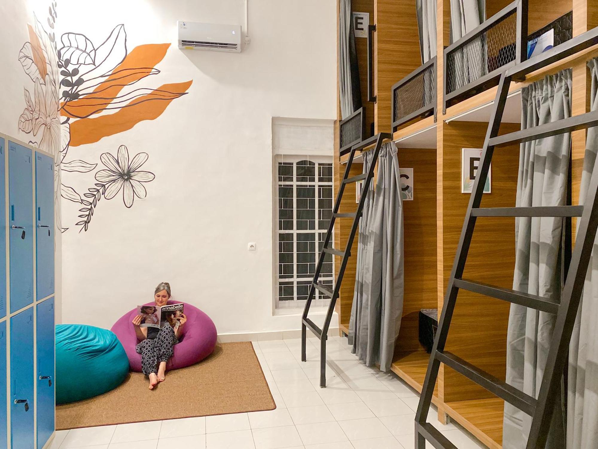 Snooze Malang Hostel Exterior photo